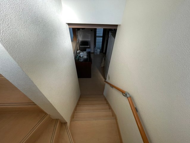 キッチン横から階段です。