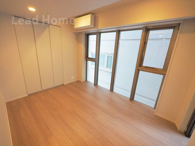 大きな窓がある明るい洋室！心地よい風が通り抜け毎朝すっきりと爽快に目覚められます♪