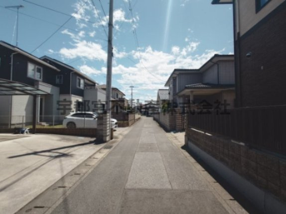 前面道路　4M　車通りも少なくお子様も安心してお使い頂けます。
