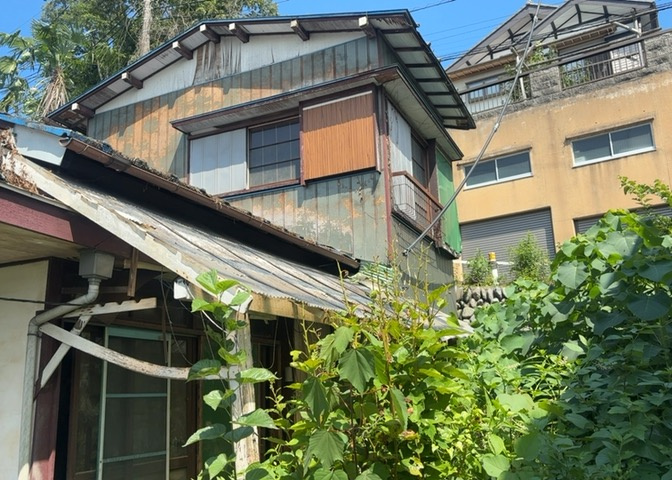 床下換気口は、床下に湿気がこもることを防ぎ、効果的に換気を行うために設置されています。床下換気口が設置されていない建物は、基礎パッキング工法などにより換気を行なっています。詳細は現地でご確認ください。