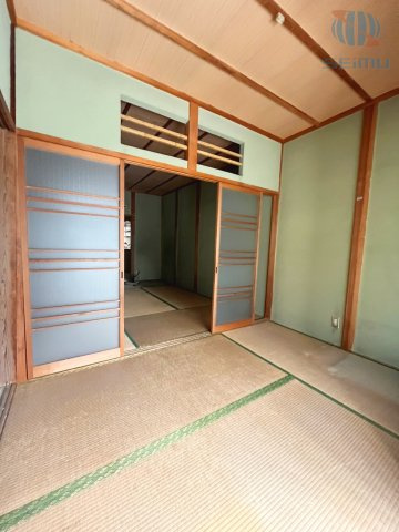 【和室】1階　約3畳の和室。玄関からすぐの位置にあり、来客時のおもてなしスペースとしてもぴったりのお部屋です◎