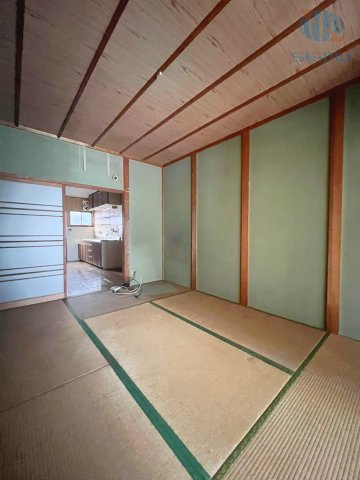 【和室】1階　約6帖の和室。DKに隣接しており、リビングとしても活用できる使い勝手の良い空間です◎
