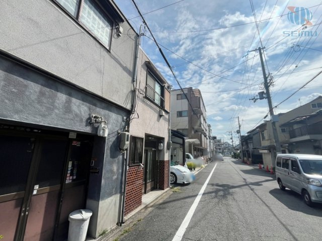 【前面道路含む現地写真】前面道路幅員　約7.2mとゆとりがあり、開放感のある道路環境です◎
