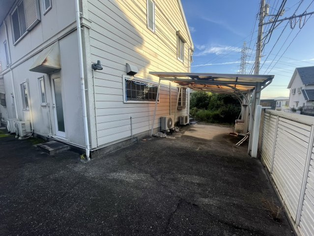 屋根付きのカーポートは雨や日差しから愛車を守れる安心の駐車スペース。現状の駐車可能台数は1台ですが、カーポートや門、ブロック塀を撤去すれば2台駐車可能なスペースを確保することも可能となっております。