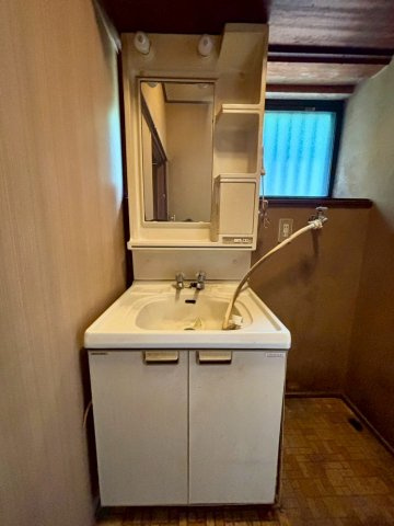 朝の身支度には欠かせない独立洗面化粧台！