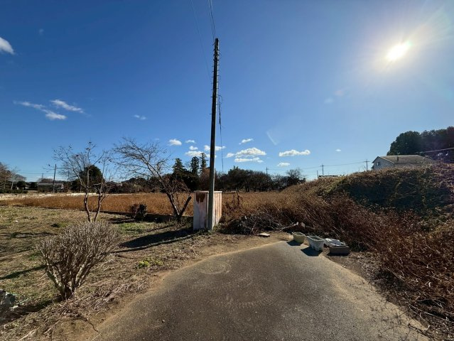 敷地約1228坪・穏やかな住環境です！自然豊かな内牧公園まで徒歩約2分(100ｍ)！資材置場・家庭菜園用地としても検討可！お気軽にお問い合わせください！