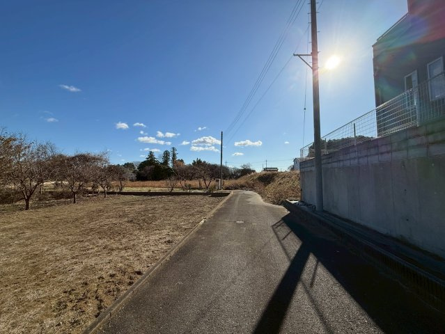 敷地約1228坪・穏やかな住環境です！自然豊かな内牧公園まで徒歩約2分(100ｍ)！資材置場・家庭菜園用地としても検討可！お気軽にお問い合わせください！