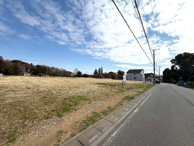 敷地約1228坪・穏やかな住環境です！自然豊かな内牧公園まで徒歩約2分(100ｍ)！資材置場・家庭菜園用地としても検討可！お気軽にお問い合わせください！