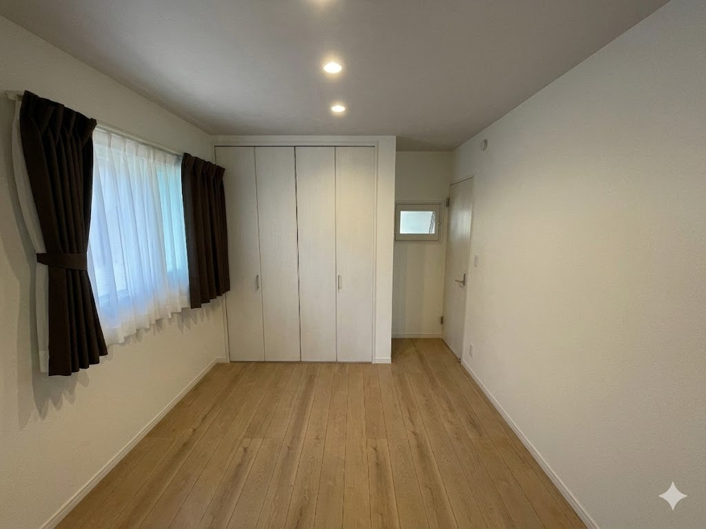 本物件は居住中ですが、お部屋の広さや配置をイメージしやすいよう、AIにより室内の荷物を消去する加工を施しています。実際の現況とは異なります。