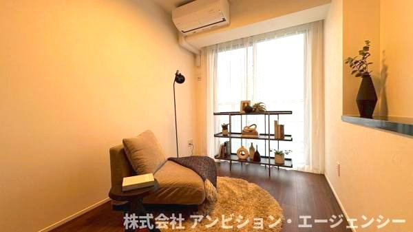 落ち着いた色調の洋室は、主寝室にも最適。大きな窓から陽光が差し込み、開放感のある空間です。