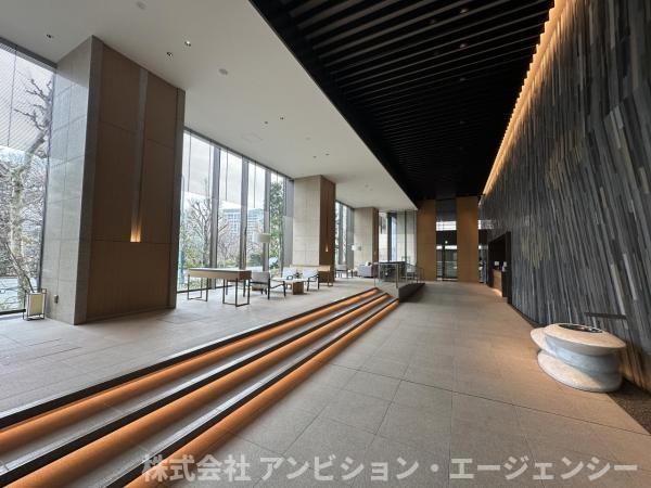 天井高のある、開放的な2層吹き抜けのグランドロビー。ホテルのような意匠が、日々の生活を彩ります。