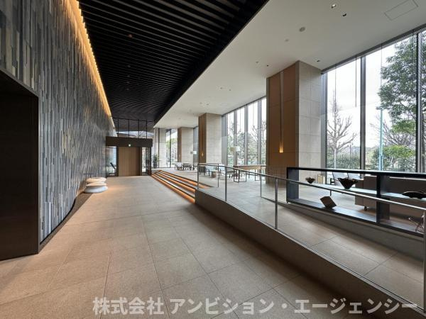 2層吹き抜けの開放的なロビーは、洗練されたデザイン。窓外の緑に癒されながら、ゆったりと過ごせます。