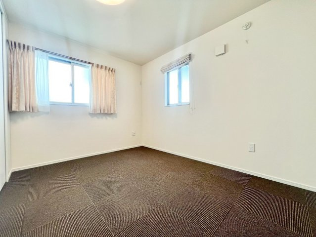 北側も洋室にも2方向の窓があり、明るく、風通しの良いお部屋です！