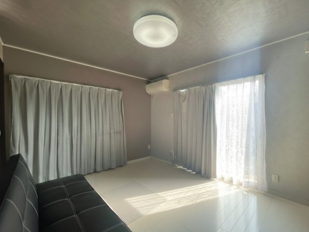 1階に配置された洋室は、将来的な寝室利用や在宅ワークスペースとしても便利。白を基調とした内装で明るく、落ち着いた雰囲気です。収納スペースも備えており、生活動線の良い位置にあるため多目的に活用可能。