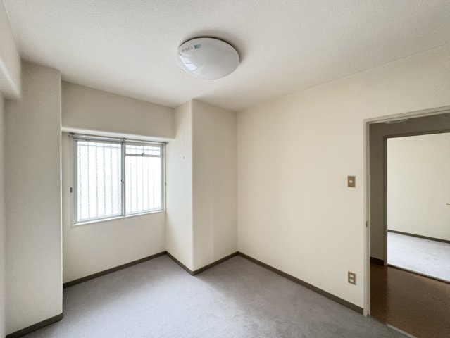 窓から自然光がやさしく差し込む洋室。シンプルな内装で家具配置もしやすく、子ども部屋や書斎、趣味スペースとしても活用できます。コンパクトながらも独立性が高く、自分だけの落ち着いた空間を確保できます。