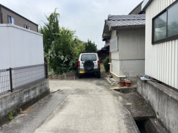 福山平成大学まで約900ｍ（徒歩11分）の立地です。学生さんの通学エリアとしてはもちろん、周辺は落ち着いた住環境が広がっています。周辺施設への距離など、詳細はスタッフまでお気軽にお尋ねください。