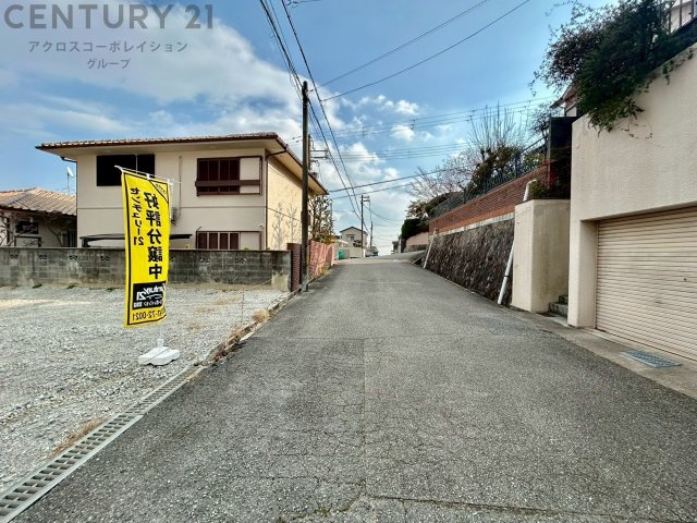 四季折々を感じられる閑静な住環境に立地しております。