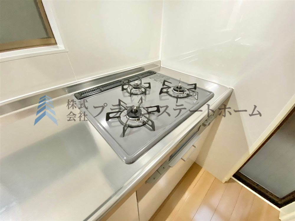 便利な3口コンロが搭載されています♪お弁当と朝食準備、おかずと汁物など、同時調理が捗りそうです♪