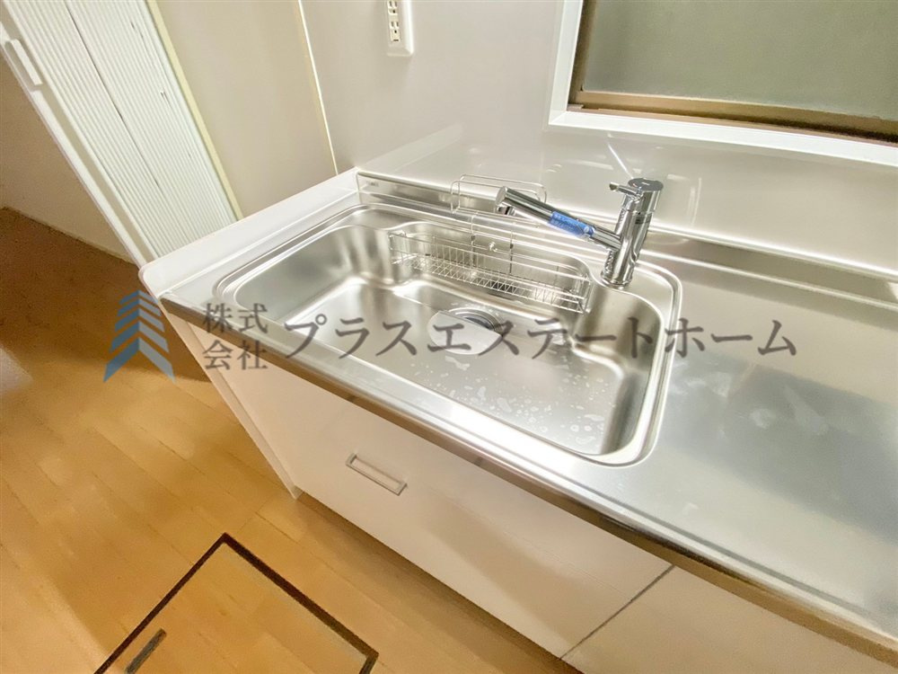 スポンジや洗剤などすっきり収納できるシンクです♪