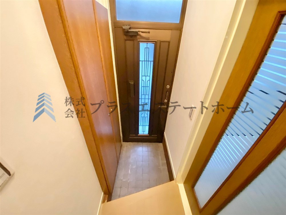 すっきりとした印象の玄関です♪下足入れが備わっており、ご家族の靴をまとめて収納できます♪