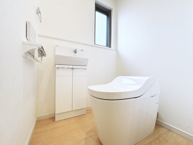 トイレです。　あると嬉しいウォシュレット付きです♪窓付きで換気も◎