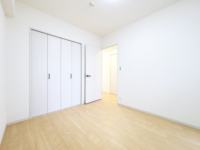 北東側洋室です。　5.2帖、収納付き