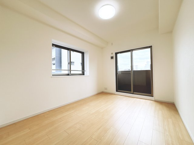 北西側洋室です。　7帖、収納付き