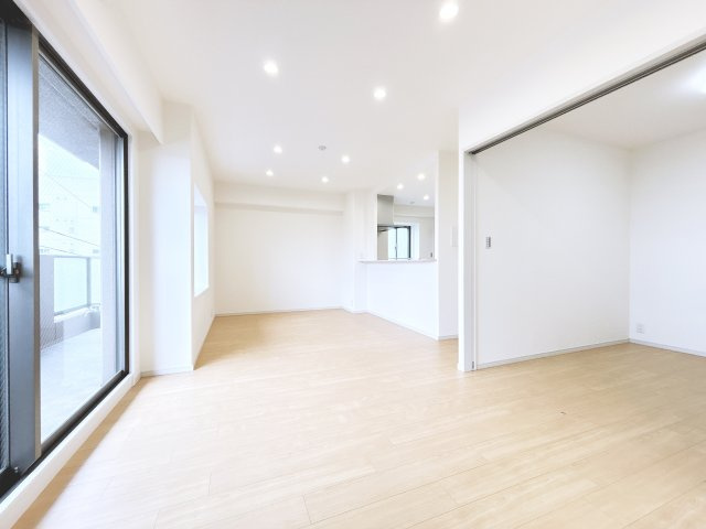 リビングです。　17帖と広々していて南向きバルコニーで日当たり良く温かみのある空間になります◎