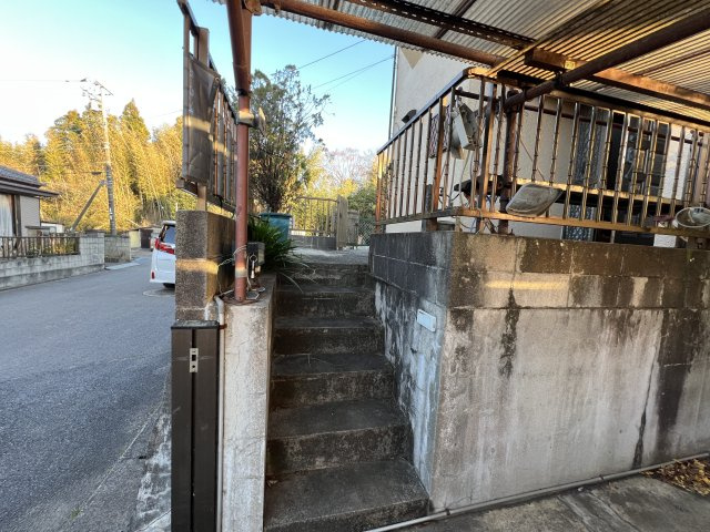 入口は階段になっています