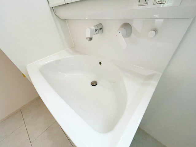 【洗面台】　収納力充実のシャワー付三面鏡洗面台は、朝の身支度もスムーズに行える機能的なデザインです。　ミラー裏収納も活用でき、化粧品や洗面用品などもすっきりと片付きます。同仕様写真。