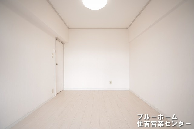 南東向きに面している約6帖の洋室です！