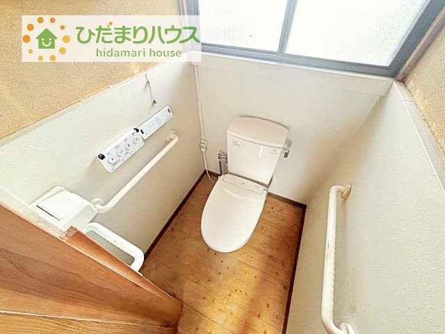 小窓が付いているので、トイレも明るい空間になっております♪