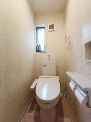 【トレイ】　シンプルで清潔感のあるトイレ空間です。