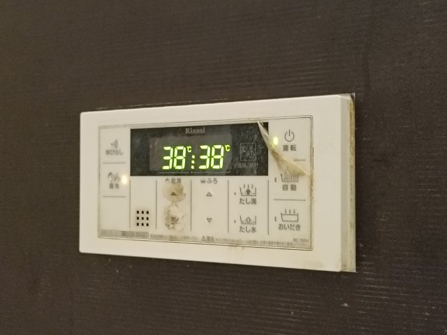 【給湯パネル】　追い焚き機能付きで、いつでも温かいお風呂を楽しめます。
