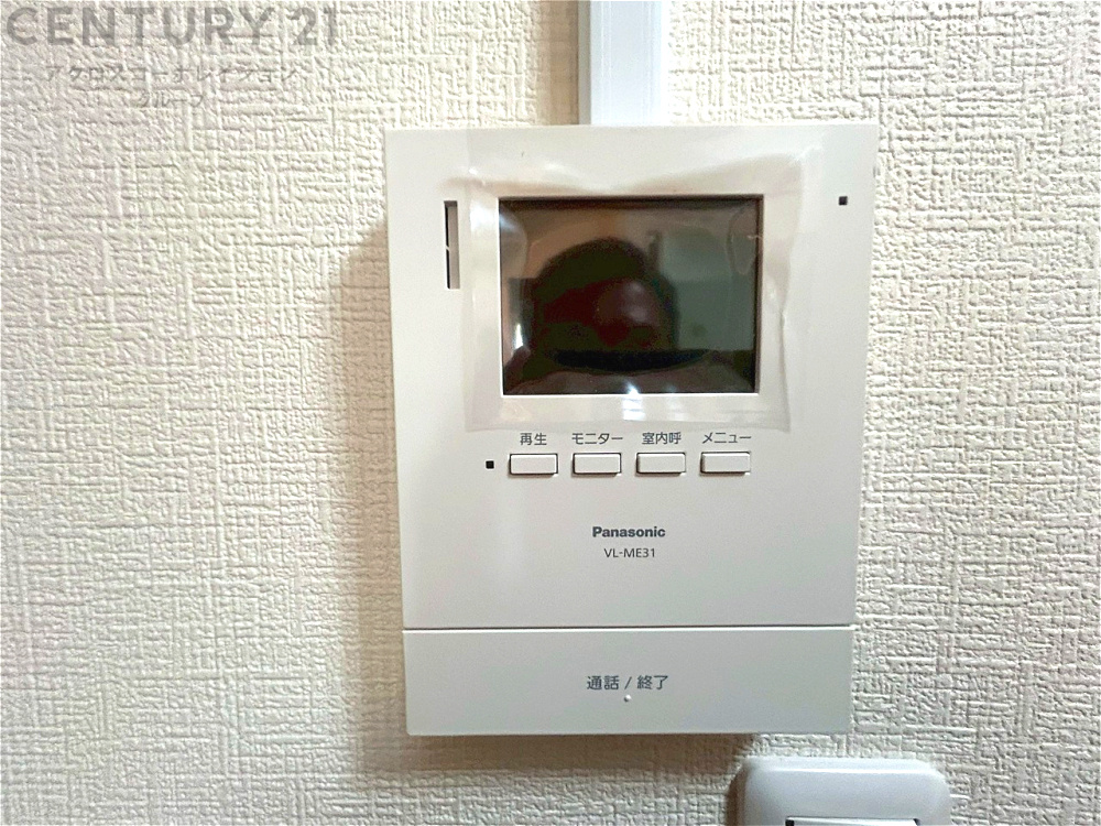 訪問者が来たときにテレビ画面で確認できるため、安心してドアを開けられます。録画機能があるものもあり、留守中に来訪者を記録しておくことができます。利便性が高く、セキュリティ面でも安心です。