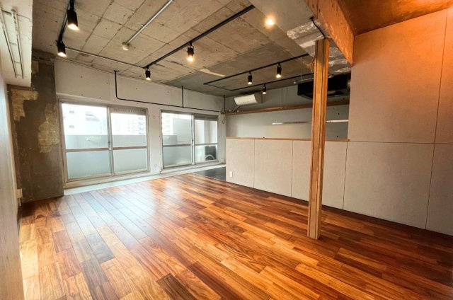 暖かい色味と木目のナチュラルな床材・棚板と、荒っぽいコンクリートの天井が、巧みにマッチした空間です。