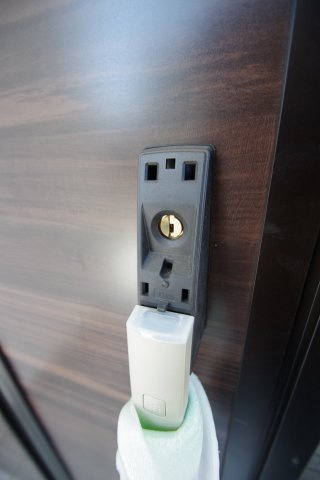 玄関扉はカードキー対応
