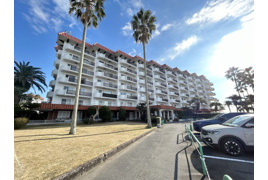  相模湾を望む 逗子マリーナ1号棟の外観