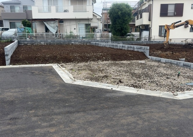 土地の形が極端に長細かったり、狭小地、あるいは道路との高低差がある傾斜地だった場合、後々売ろうとしても買い手がつかない場合もあります。後々、売却することになった時に価値の下がらない土地を選びましょう。