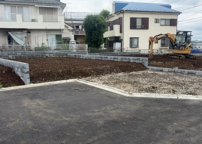 土地の面積＝住宅面積ではありません。建ぺい率の問題などで、土地のある場所によって住宅を建てられる面積は限られています。高さもしかり、「土地」という言葉の中には、建築条件も含まれると考えておきましょう。