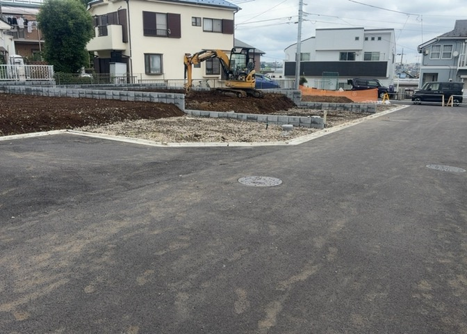 家を建てる場合、方位は要チェックです。現実的に日当たりのよい家ならばリビングは南側、建築基準法でも北側に当たる家への配慮は求められています。土地を見学に行く際は、方位磁針を持って行くようにしましょう。