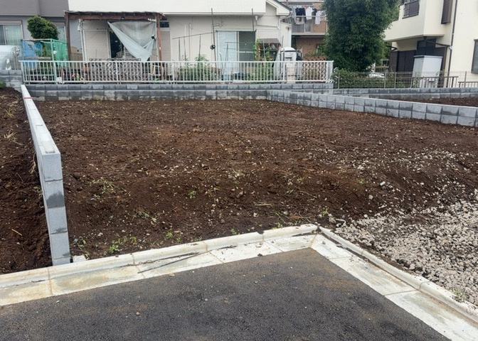 土地の前の道路に消火栓が設置されていることがあります。この場合、道路交通法第45条第1項により、駐車禁止の場所が指定されています。そのため、車庫などの駐車スペースをつくることができない場合があります。
