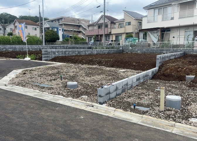 現地に行くなら、物件の周囲の地形がどうなっているかを見ることも大切です。周辺より低くなっている土地では、大雨などで水が集まりやすいため、地盤が弱くなっているということも考えられるため、注意が必要です。
