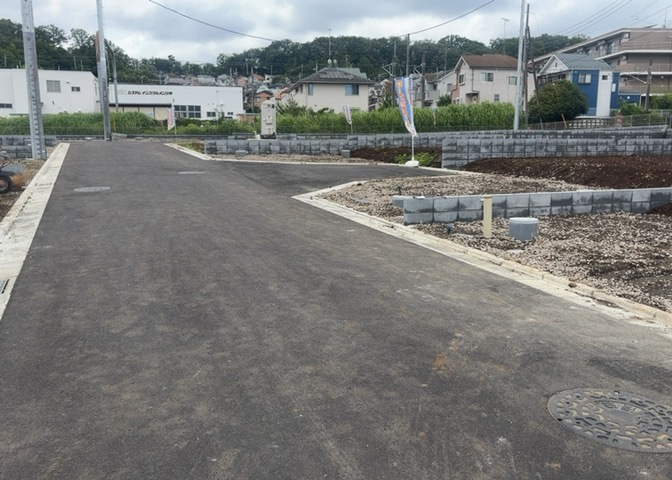 隣家の土地はどうなっているのか、生活利便施設が近くにあるのか、学校まで近いかなど、お客様のライフスタイルにあわせたイメージが重要です。また、近くにあると困る施設が近くにないかも確認するといいでしょう。