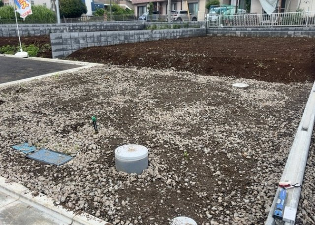 土地購入を検討されている場合、境界杭がない状態で購入してしまうと境界確定測量をする必要があり、費用がかかります。購入の前に、売主、隣土地所有者立ち合いのもと境界を確定し境界杭を設置するのがベストです。