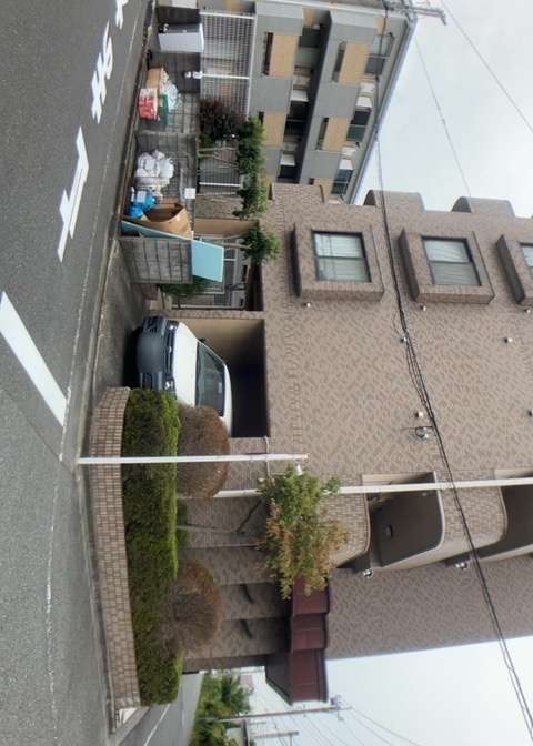 物件によっては、入居者が個人的に使用できる専用庭がついているものもあります。また、住宅の中にある土間の部分を庭と呼ぶこともあります。庭の用途は住む人によって変わり、それによってデザインもさまざまです。