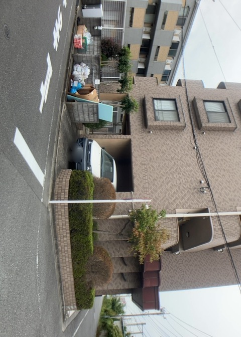 中庭（パティオ）とは、一つの建築物の内部に設けられた、壁などで囲われている庭のことを指します。コの字型、ロの字型が主流ですが、L字型の中庭もあります。最近では、インテリア性の高さからも人気があります。