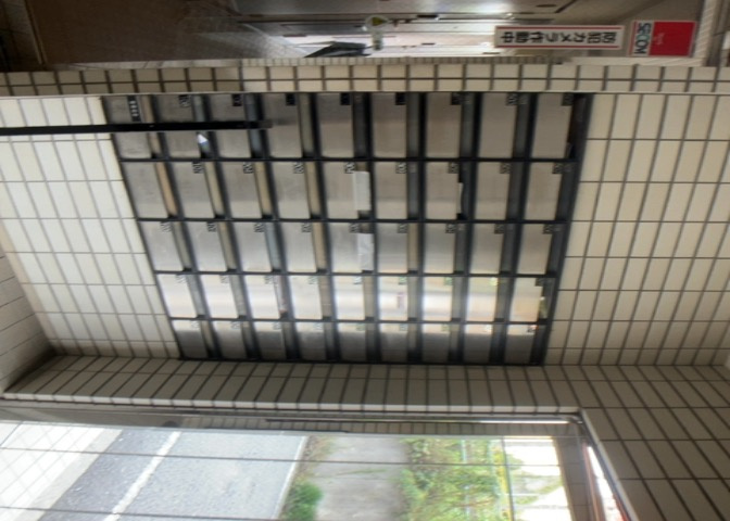 エントランス付近に設置されている集合ポストは、住んでいる部屋と離れているため、ポストをあさるなど誰かに何かされていても被害に気づきにくいです。入居する時には他人に特定されにくい番号で鍵をかけましょう！