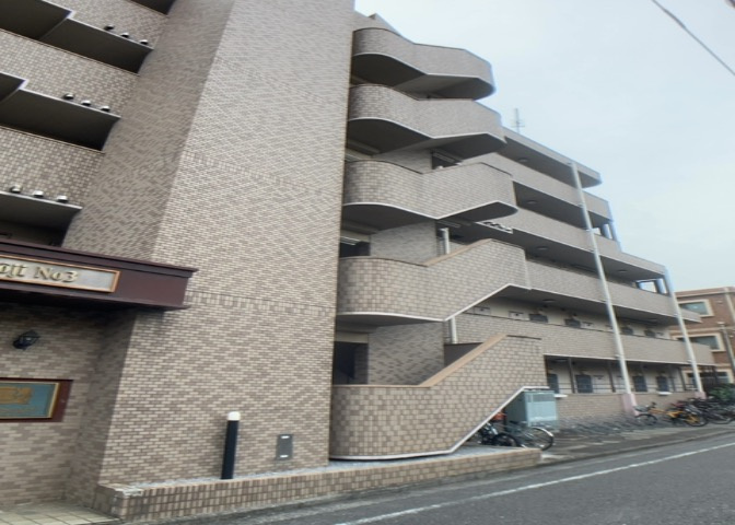 道幅が広い場所は日当たりや風通が良好です。幅が広いのですれ違いも可能ですし大きな車でも駐車可能！一方で、大型車が通ることも多くなるため交通量の増加により騒音に繋がります。また土地の値段が高くなります。