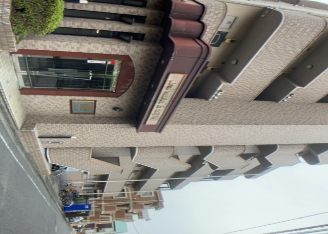 ＲＣ造、Reinforced　Concreteは直訳すると補強されたコンクリートです。主に柱や梁・床・壁が鉄筋とコンクリートで構成おり、鉄筋を組んだ型枠にコンクリートを流し込んで固めたものを指します。